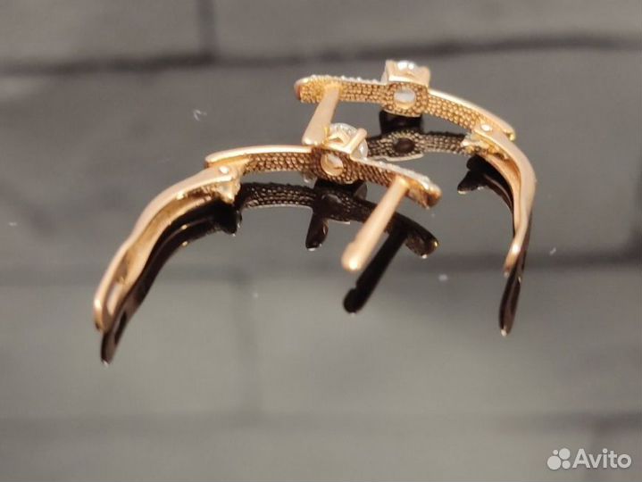 Золотые серьги 585 пробы массой 1.9 грамма