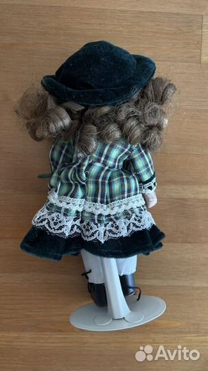 Кукла фарфоровая