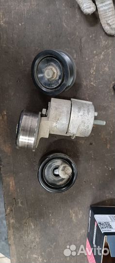 Натяжитель приводного ремня с роликами