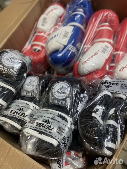 Боксерские перчатки, шлем, накладки на ноги