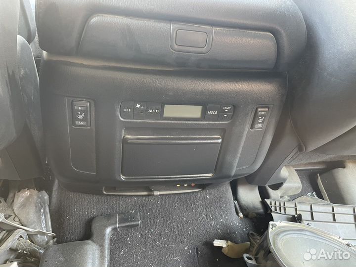 Nissan Patrol y62 Подлокотник