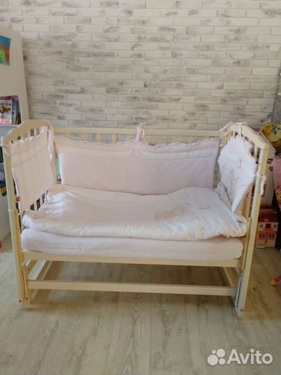 Кроватка с маятником вместе с матрасом, бортиками