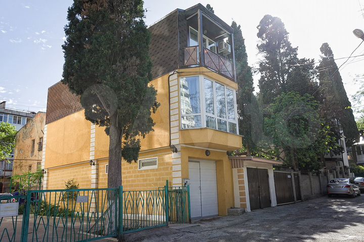 3-к. квартира, 110 м², 1/3 эт.