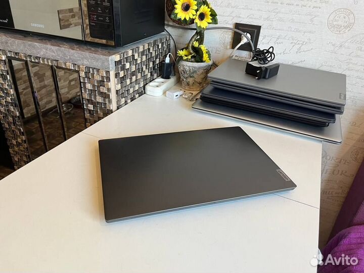 Новый,быстрый с FullHD экраном 8гб SSD 10е пок