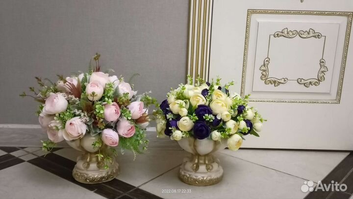 Букет из искусственных цветов с вазой