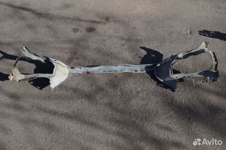 Nissan 62510-AV630 Опора радиатора