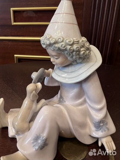 Фарфоровая фигурка девочка с собачкой