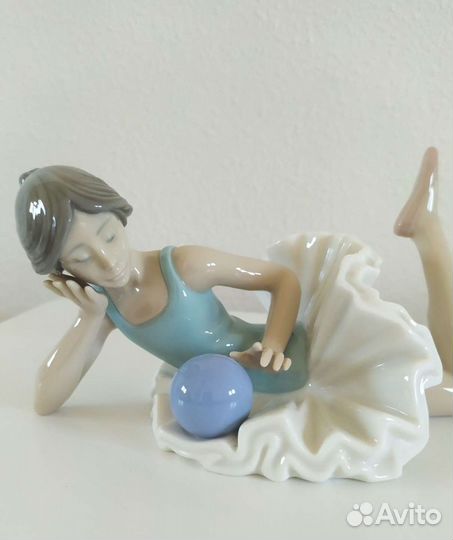 Статуэтка Балерина с мячом Nao by Lladro