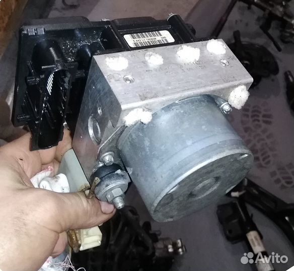 Mitsubishi Colt блок abs суппорт тормозной цилиндр
