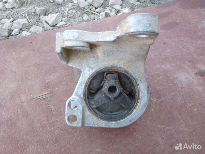 Подушка двигателя левая Mitsubishi Galant 8