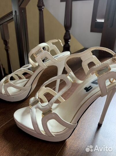 Белые летние босоножки на шпильках 37 размер