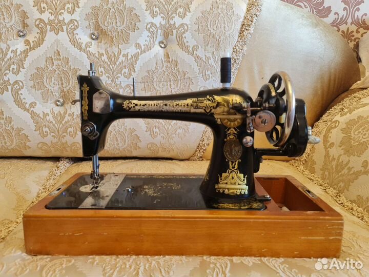 Старинная швейная машинка