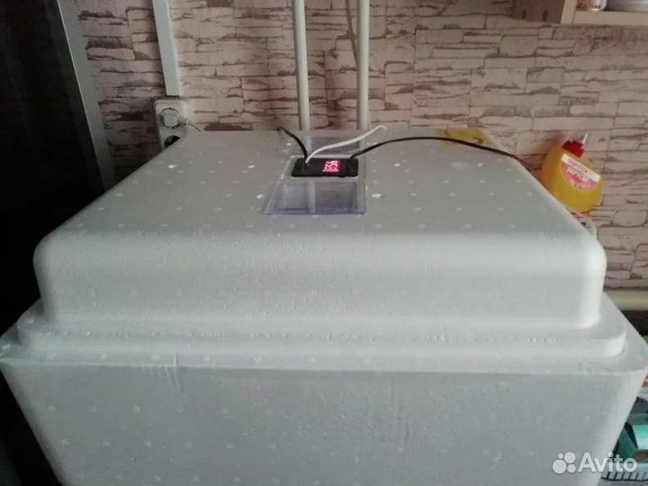 Инкубатор на 63 яйца