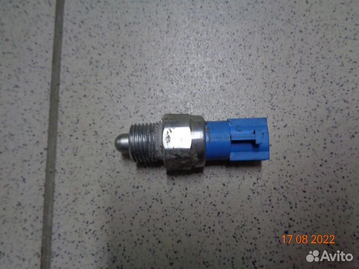 320056J00A Концевик заднего хода на кпп Nissan