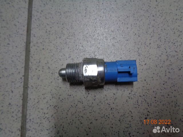 320056J00A Концевик заднего хода на кпп Nissan