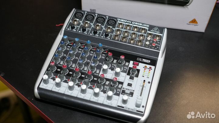 Микшерный пульт behringer Q1202USB