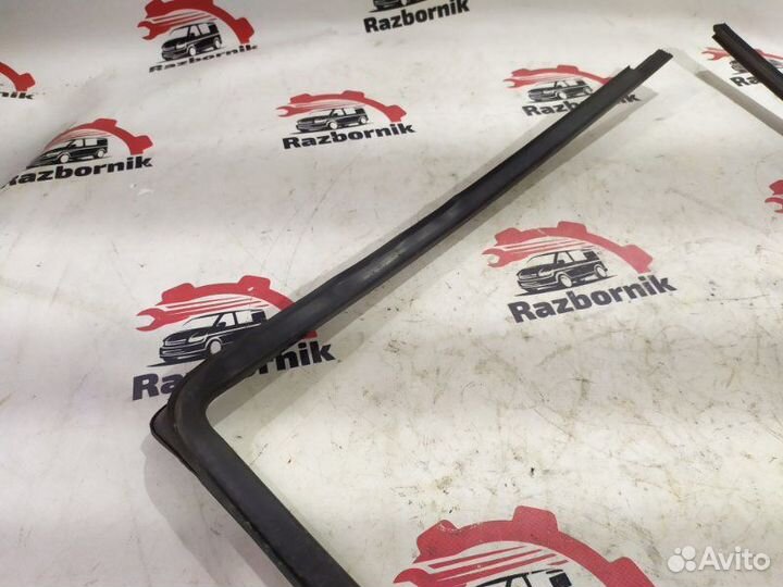 Уплотнитель стекла двери передний правый Mercedes