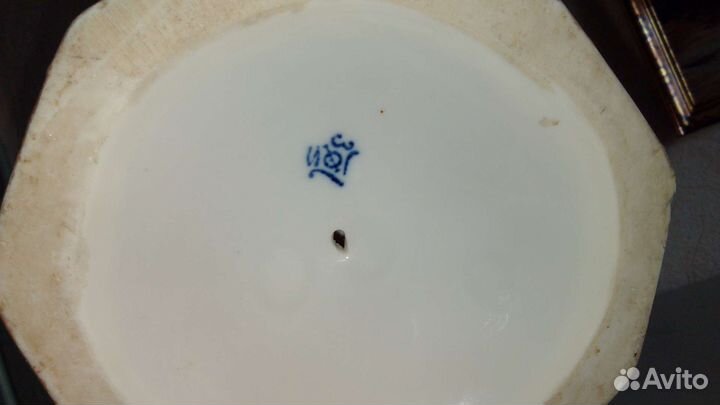 Фарфоровая статуэтка Малахитовая шкатулка, Алëнушк