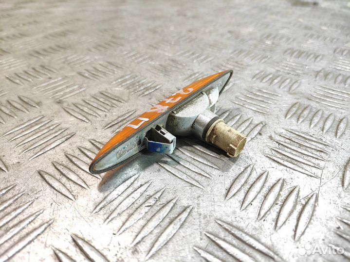 Повторитель в крыло правый Bmw X3 e83 2004-2010