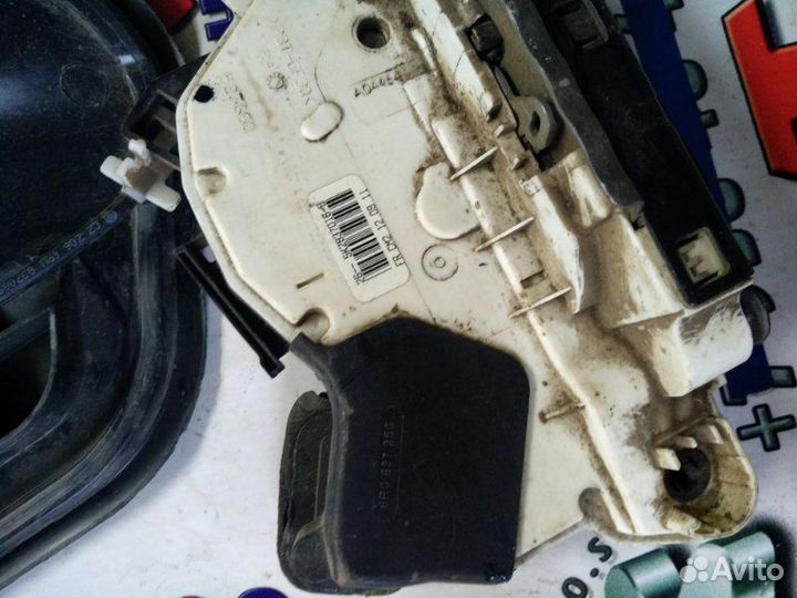 Замок двери правый Volkswagen Polo седан cfna 2012