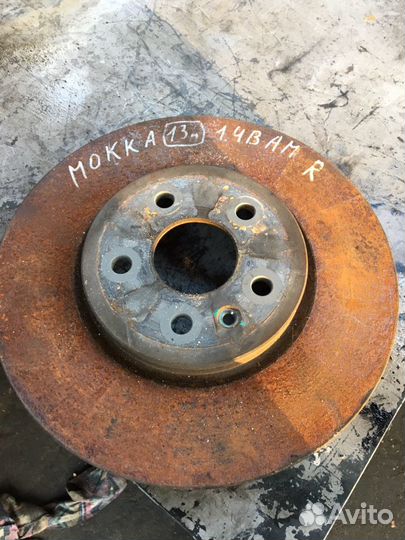 Диск тормозной передний Опель Мокка 2015 год