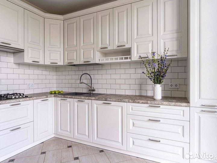 Кухня с каменным островом