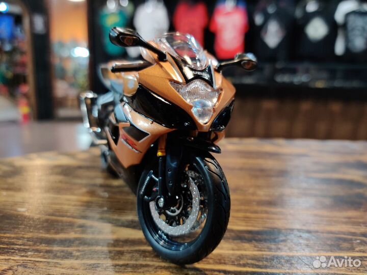 Модель мото 1:12 Suzuki GSX-R 1000 Gold
