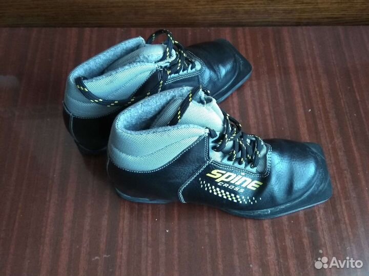 Лыжи и лыжные ботинки р 35