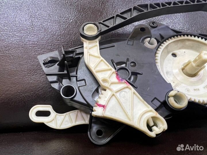 Регулятор заслонок с дефектом бу Skoda Octavia A7