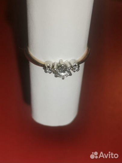 Золотое кольцо с бриллиантом