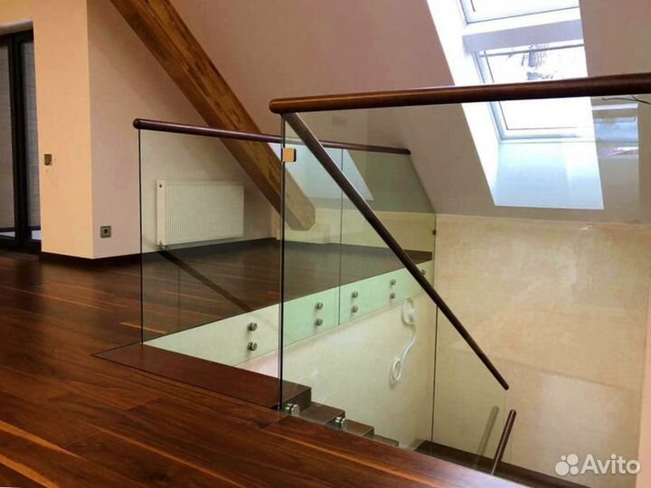 Ограждение из стекла для офисов и торговых центров