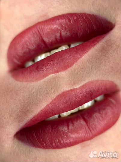 Перманентный макияж губ модель