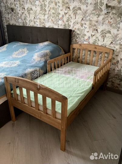 Кровать из массива дерева 