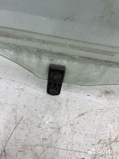 Стекло двери, Переднее левое Kia Carens 1