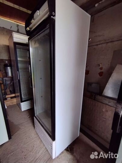 Холодильник, торговая витрина для напитков