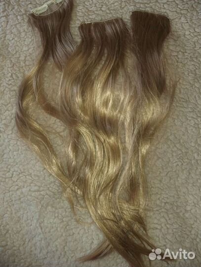 Пряди волос на заколках