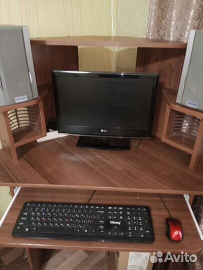 Компьютерный стол угловой с полками