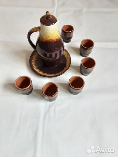 Кувшин со стопками