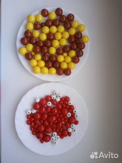 Разноцветные бусины и бисер