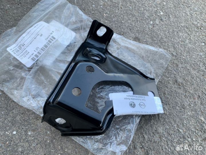 Кронштейн крепления крыла правый Astra J