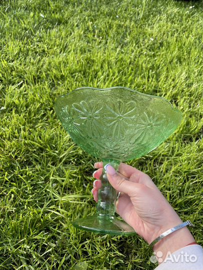 Ваза для фруктов на ножке