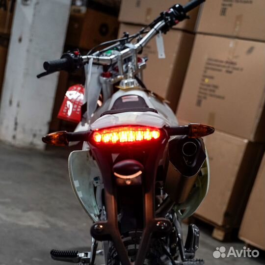 Фонарь задний (стоп сигнал) Avantis FX250