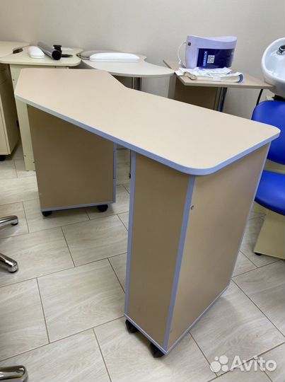 Маникюрный стол Бумеранг