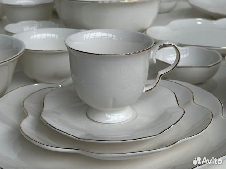 Столовый сервиз белый бежевый с золотой каймой