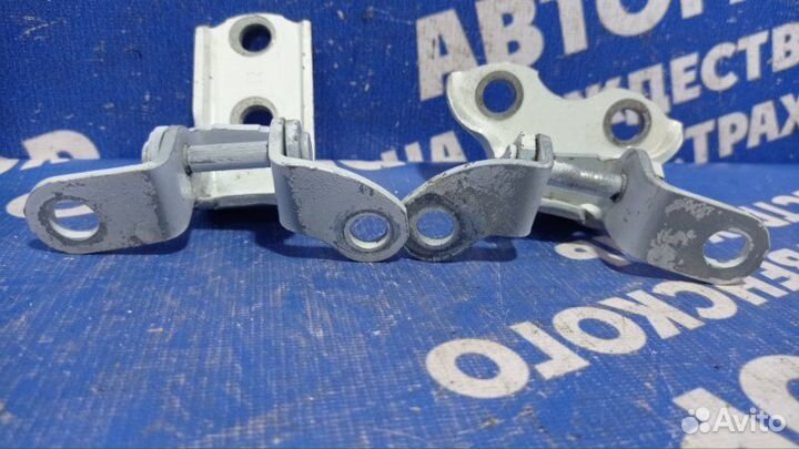 Петля двери Toyota Rav4 кроссовер 2010