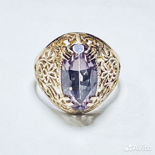 Золотое кольцо с камнем