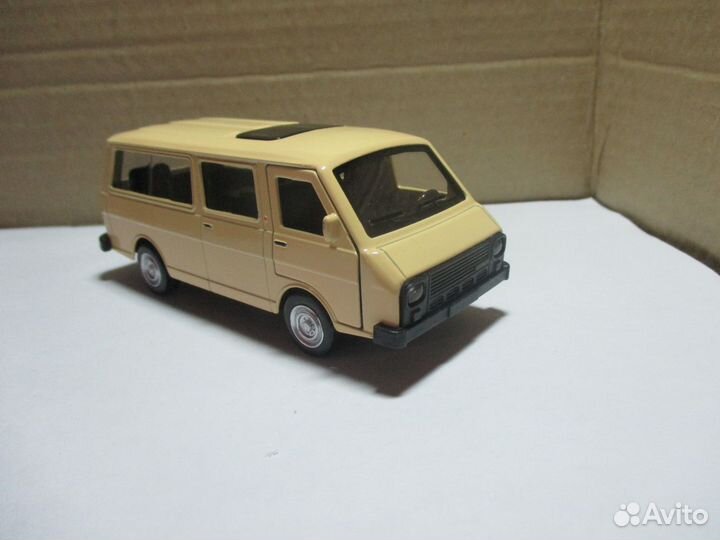 Модель машинка раф 2203