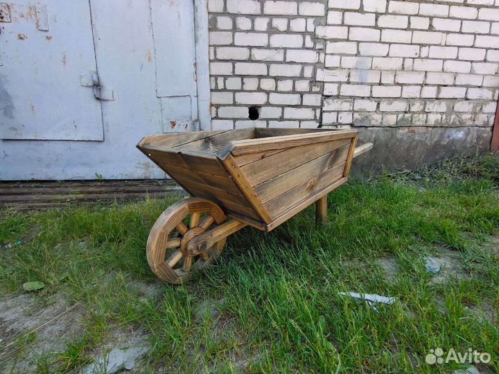 Тачка для садового декора