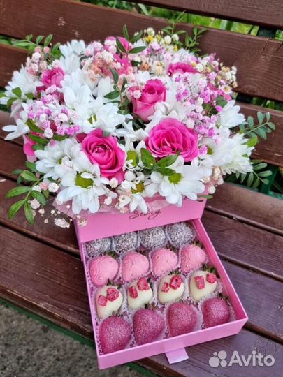 Клубника в шоколаде с цветами