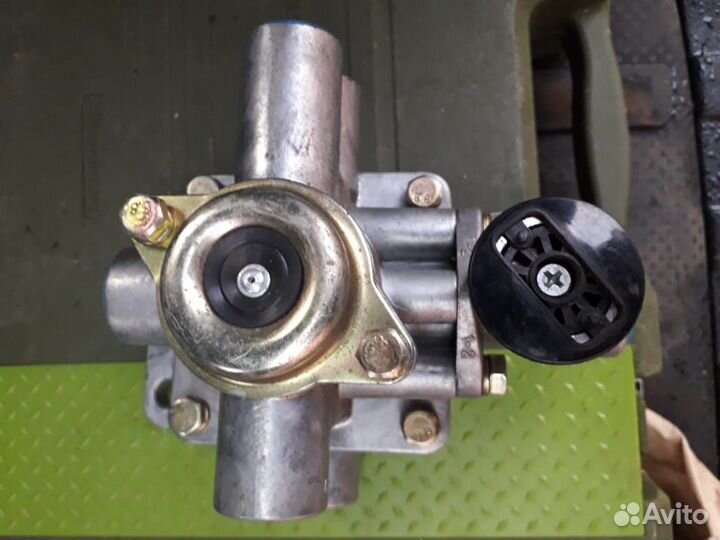 Воздухораспределитель тормозов прицепа